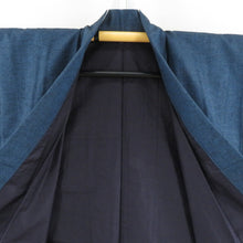 Load image into Gallery viewer, 男着物 紬 アンサンブル 襦袢付 袷 紺色 正絹 男性用きもの 羽織 金閣寺模様 襦袢セット 絞り 三点セット メンズ 仕立て上がり 和服 男物 カジュアル 身丈143cm
