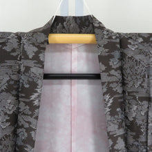 Load image into Gallery viewer, 紬 着物 アンサンブル 羽織付き セット 風景模様 袷 バチ衿 焦げ茶色ｘ灰色 正絹 カジュアル 仕立て上がり 身丈155cm