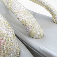 Load image into Gallery viewer, 草履・バッグセット 礼装用 Ｍサイズ フォーマル シルバーｘゴールド 華文柄 24cm