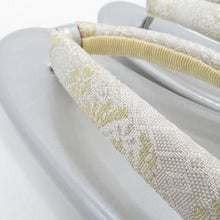 Load image into Gallery viewer, 草履・バッグセット 礼装用 Ｍサイズ フォーマル シルバーｘゴールド 華文柄 24cm