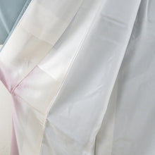 Load image into Gallery viewer, 訪問着 スモーキーブルーｘ薄紫色ｘ白色ｘ薄緑色 ぼかし 箔入り 花紋様 広衿 正絹 仕立て上がり着物 身丈158cm