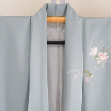 Load image into Gallery viewer, 訪問着 スモーキーブルーｘ薄紫色ｘ白色ｘ薄緑色 ぼかし 箔入り 花紋様 広衿 正絹 仕立て上がり着物 身丈158cm