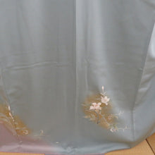 Load image into Gallery viewer, 訪問着 スモーキーブルーｘ薄紫色ｘ白色ｘ薄緑色 ぼかし 箔入り 花紋様 広衿 正絹 仕立て上がり着物 身丈158cm