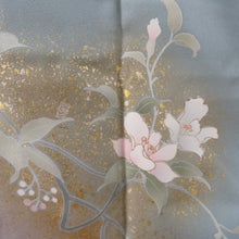 Load image into Gallery viewer, 訪問着 スモーキーブルーｘ薄紫色ｘ白色ｘ薄緑色 ぼかし 箔入り 花紋様 広衿 正絹 仕立て上がり着物 身丈158cm