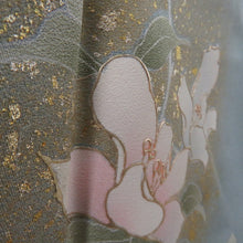 Load image into Gallery viewer, 訪問着 スモーキーブルーｘ薄紫色ｘ白色ｘ薄緑色 ぼかし 箔入り 花紋様 広衿 正絹 仕立て上がり着物 身丈158cm