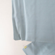 Load image into Gallery viewer, 訪問着 スモーキーブルーｘ薄紫色ｘ白色ｘ薄緑色 ぼかし 箔入り 花紋様 広衿 正絹 仕立て上がり着物 身丈158cm