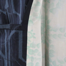 Load image into Gallery viewer, 紬 着物 アンサンブル 道行付き セット 幾何学模様 袷 バチ衿 紺色ｘ青色 正絹 カジュアル 仕立て上がり 身丈157cm