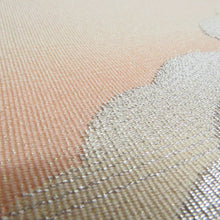 Load image into Gallery viewer, 名古屋帯 正絹 ベージュ色ｘピンク色ｘ多色 お太鼓柄 雲と籠に菊紋様 金糸銀糸 カジュアル 仕立て上がり 着物帯 長さ356cm