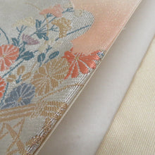 Load image into Gallery viewer, 名古屋帯 正絹 ベージュ色ｘピンク色ｘ多色 お太鼓柄 雲と籠に菊紋様 金糸銀糸 カジュアル 仕立て上がり 着物帯 長さ356cm