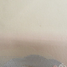Load image into Gallery viewer, 名古屋帯 正絹 ベージュ色ｘピンク色ｘ多色 お太鼓柄 雲と籠に菊紋様 金糸銀糸 カジュアル 仕立て上がり 着物帯 長さ356cm