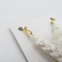 Load image into Gallery viewer, 和小物 羽織紐 男性用 白色 丸組 箱付き 正絹 メンズ用 和装小物 モスグリーン