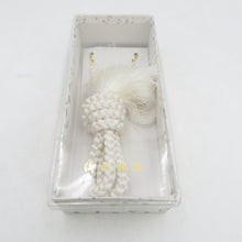 Load image into Gallery viewer, 和小物 羽織紐 男性用 白色 丸組 箱付き 正絹 メンズ用 和装小物 モスグリーン