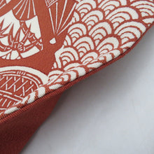 Load image into Gallery viewer, 名古屋帯 正絹 型染め 茶色ｘ白色 扇子に青海波模様 全通柄 カジュアル 仕立て上がり 着物帯 長さ375cm