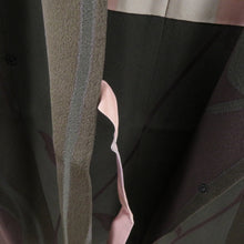 Load image into Gallery viewer, 道行 小豆色ｘ茶色 渋い系 植物模様 正絹 染め模様 着物コート 和装用 ちりよけ 身丈92cm