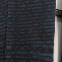 Load image into Gallery viewer, 紬 着物 大島紬 アンサンブル 羽織付き 紺色ｘ青色 縦菱型模様 袷 バチ衿 正絹 仕立て上がり着物 身丈155cm