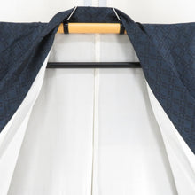 Load image into Gallery viewer, 紬 着物 大島紬 アンサンブル 羽織付き 紺色ｘ青色 縦菱型模様 袷 バチ衿 正絹 仕立て上がり着物 身丈155cm