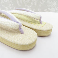 Load image into Gallery viewer, Calen Blosso カレンブロッソ 草履 菱屋 カレンブロッソ Calen Blosso × 優華壇 コラボ カフェぞうり 帯締めおまけ付き Mサイズ 23.5～24.5cm適応 オフホワイト×ラベンダーカラー 生成ベージュ カジュアル 履物 日本製