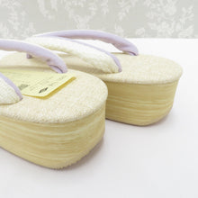 Load image into Gallery viewer, Calen Blosso カレンブロッソ 草履 菱屋 カレンブロッソ Calen Blosso × 優華壇 コラボ カフェぞうり 帯締めおまけ付き Mサイズ 23.5～24.5cm適応 オフホワイト×ラベンダーカラー 生成ベージュ カジュアル 履物 日本製