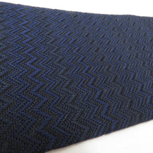 Load image into Gallery viewer, 角帯 正絹 ネイビー 幾何学模様 紳士 男性用 メンズ 男帯 着物 和装 ギザギザ柄 長さ384cm