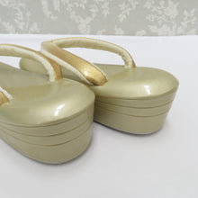 Load image into Gallery viewer, 草履・バッグセット 草履バッグセット ゴールド系 桜・菊・扇面 フリーサイズ 24cm 箱付 フォーマル 留袖 訪問着 付下 色無地 振袖