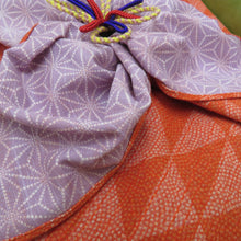 Load image into Gallery viewer, 和小物 風呂敷 5点セット 刺繍 縮緬 辻が花 鮫小紋 麻の葉 箱付 ふろしき 和小物 生地 ポリエステル レーヨン 綿