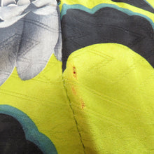 画像をギャラリービューアに読み込む, 小紋 アンティーク着物 正絹 袷 黄緑×グレー 大花柄 バチ衿 昔着物 きものリメイク 和洋ミックスコーデ