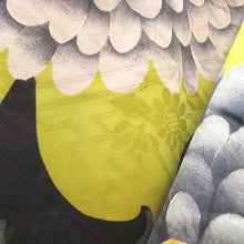 画像をギャラリービューアに読み込む, 小紋 アンティーク着物 正絹 袷 黄緑×グレー 大花柄 バチ衿 昔着物 きものリメイク 和洋ミックスコーデ