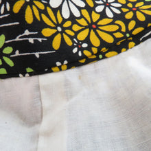 Load image into Gallery viewer, ウール着物 単衣 黒×多色 花柄 小花 しつけ糸付 バチ衿 カジュアルきもの 普段着物 仕立て上がり ウールきもの 身丈158.5cm