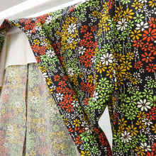 Load image into Gallery viewer, ウール着物 単衣 黒×多色 花柄 小花 しつけ糸付 バチ衿 カジュアルきもの 普段着物 仕立て上がり ウールきもの 身丈158.5cm