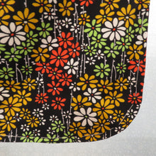 Load image into Gallery viewer, ウール着物 単衣 黒×多色 花柄 小花 しつけ糸付 バチ衿 カジュアルきもの 普段着物 仕立て上がり ウールきもの 身丈158.5cm