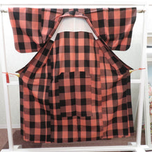 Load image into Gallery viewer, ウール着物 単衣 黒×ピンク ブロックチェック チェック 格子柄 バチ衿 カジュアルきもの 普段着物 仕立て上がり ウールきもの 和洋ミックス 身丈150.5cm