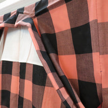 Load image into Gallery viewer, ウール着物 単衣 黒×ピンク ブロックチェック チェック 格子柄 バチ衿 カジュアルきもの 普段着物 仕立て上がり ウールきもの 和洋ミックス 身丈150.5cm