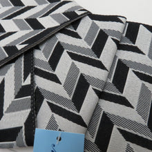 Load image into Gallery viewer, 角帯 ワンタッチ角帯 ポリ100％ 黒×白 幾何学模様 モノトーン 日本製 紳士 男性用 定番 浴衣帯 メンズ かんたん着付け 着物 和装 長さ400cm