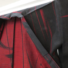 Load image into Gallery viewer, ウール着物 単衣 黒×赤 ラメ糸 バチ衿 カジュアルきもの 普段着物 仕立て上がり ウールきもの 和洋ミックス 身丈148cm