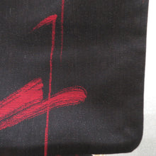 Load image into Gallery viewer, ウール着物 単衣 黒×赤 ラメ糸 バチ衿 カジュアルきもの 普段着物 仕立て上がり ウールきもの 和洋ミックス 身丈148cm