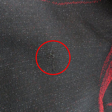 Load image into Gallery viewer, ウール着物 単衣 黒×赤 ラメ糸 バチ衿 カジュアルきもの 普段着物 仕立て上がり ウールきもの 和洋ミックス 身丈148cm