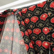 画像をギャラリービューアに読み込む, ウール着物 単衣 黒×赤 椿柄 バチ衿 カジュアルきもの 普段着物 仕立て上がり ウールきもの 和洋ミックス 身丈160.3cm