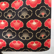 画像をギャラリービューアに読み込む, ウール着物 単衣 黒×赤 椿柄 バチ衿 カジュアルきもの 普段着物 仕立て上がり ウールきもの 和洋ミックス 身丈160.3cm