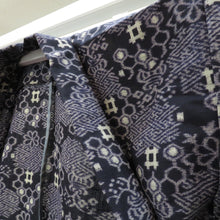 画像をギャラリービューアに読み込む, ウール着物 単衣 ネイビー×ホワイト 絣調 バチ衿 カジュアルきもの 普段着物 仕立て上がり ウールきもの 和洋ミックス 身丈149.5cm