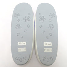 Load image into Gallery viewer, 草履 雨草履 フリーサイズ 23.5cm ホワイト 無地 カバー付 日本製 白×ワイン色 しぐれ履き 爪皮付き