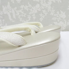 画像をギャラリービューアに読み込む, 草履 白梅謹製 礼装用 LLサイズ 2枚芯 フォーマル ホワイト×シルバー・シャンパンゴールド 25.5cm 日本製 牛皮底面
