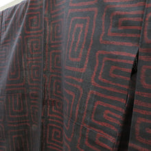 画像をギャラリービューアに読み込む, ウール着物 単衣 ブラック×レッド うずまき柄 バチ衿 カジュアルきもの 普段着物 仕立て上がり ウールきもの 和洋ミックス 身丈149.5cm