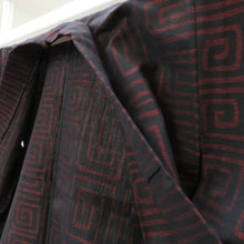 画像をギャラリービューアに読み込む, ウール着物 単衣 ブラック×レッド うずまき柄 バチ衿 カジュアルきもの 普段着物 仕立て上がり ウールきもの 和洋ミックス 身丈149.5cm