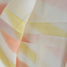 Load image into Gallery viewer, 襦袢 長襦袢 白色ｘ薄黄色ｘサーモンピンク色 麻の葉地紋入り ぼかし染め 正絹 半衿付き 広衿 仕立て上がり 女性着物用 身丈135cm