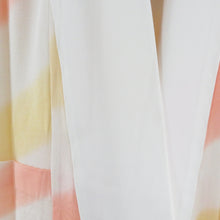 Load image into Gallery viewer, 襦袢 長襦袢 白色ｘ薄黄色ｘサーモンピンク色 麻の葉地紋入り ぼかし染め 正絹 半衿付き 広衿 仕立て上がり 女性着物用 身丈135cm