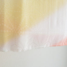 Load image into Gallery viewer, 襦袢 長襦袢 白色ｘ薄黄色ｘサーモンピンク色 麻の葉地紋入り ぼかし染め 正絹 半衿付き 広衿 仕立て上がり 女性着物用 身丈135cm