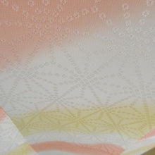 Load image into Gallery viewer, 襦袢 長襦袢 白色ｘ薄黄色ｘサーモンピンク色 麻の葉地紋入り ぼかし染め 正絹 半衿付き 広衿 仕立て上がり 女性着物用 身丈135cm