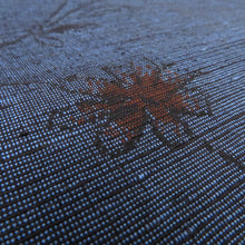 Load image into Gallery viewer, 反物 紬 結城紬 着尺 正絹 紺色ｘ黒色 花模様 女性着物用 箱付き 証紙付き 生地 未仕立て カジュアル 普段着物 和裁練習 洋服リメイク 長さ1200cm