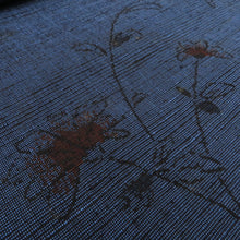 Load image into Gallery viewer, 反物 紬 結城紬 着尺 正絹 紺色ｘ黒色 花模様 女性着物用 箱付き 証紙付き 生地 未仕立て カジュアル 普段着物 和裁練習 洋服リメイク 長さ1200cm
