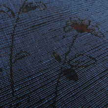 Load image into Gallery viewer, 反物 紬 結城紬 着尺 正絹 紺色ｘ黒色 花模様 女性着物用 箱付き 証紙付き 生地 未仕立て カジュアル 普段着物 和裁練習 洋服リメイク 長さ1200cm